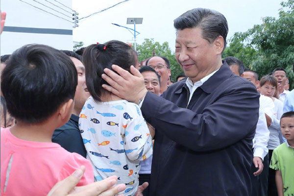 1566803347135274.jpg 習(xí)近平到潭頭村看望老區(qū)群眾