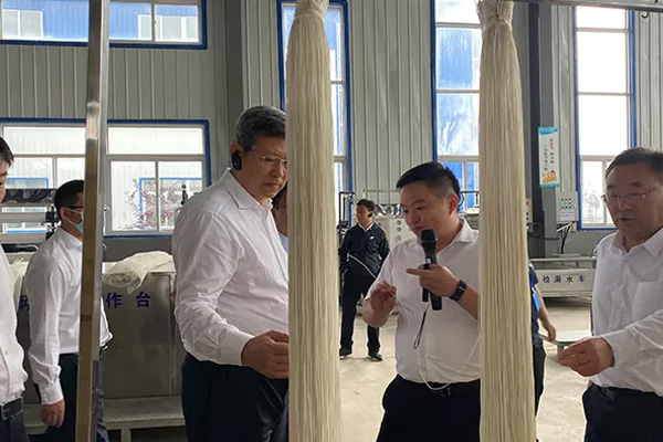 內(nèi)蒙古自治區(qū)黨委常委、通遼市委書記孟憲東攜考察團(tuán)到一諾環(huán)境考察指導(dǎo)